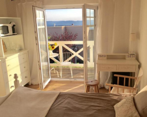 Zimmer mit Bad und Balkon